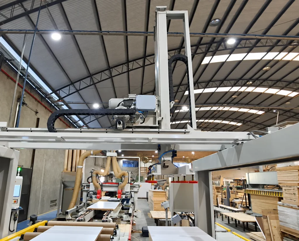 Detalhe da estrutura vertical e do conjunto de elevação do alimentador cartesiano.