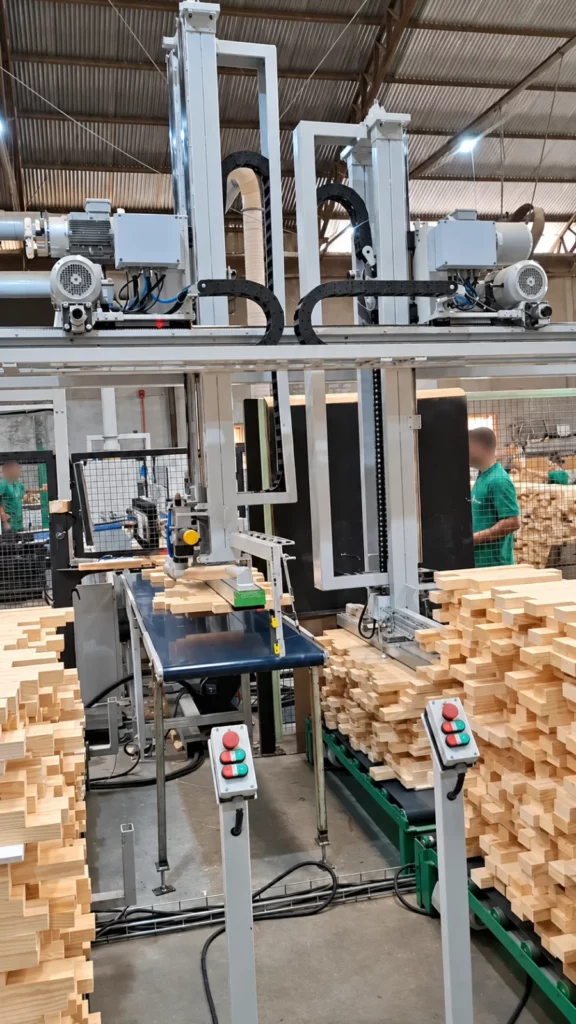 Outro ângulo frontal do alimentador com dois manipuladores e transportadores.