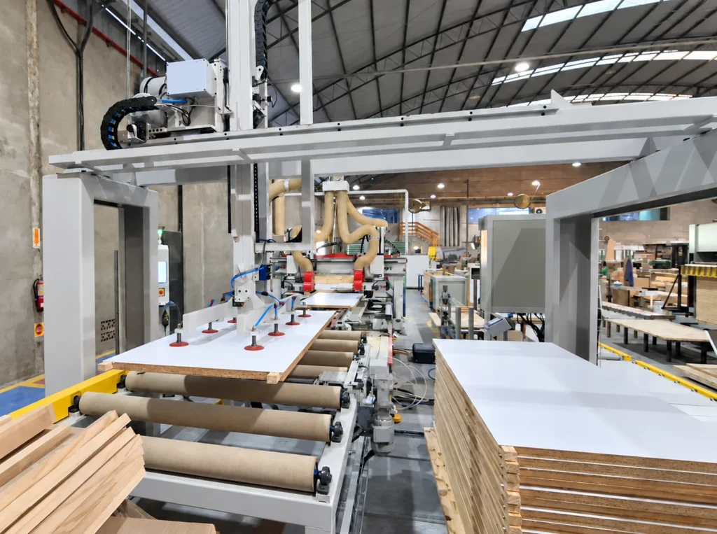 Sistema de pega posicionado sobre o painel na pilha de alimentação.