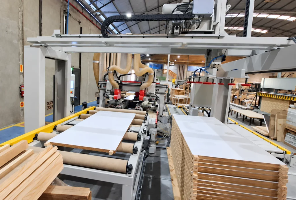 Dispositivo de pega elevado junto ao pórtico do alimentador de portas.