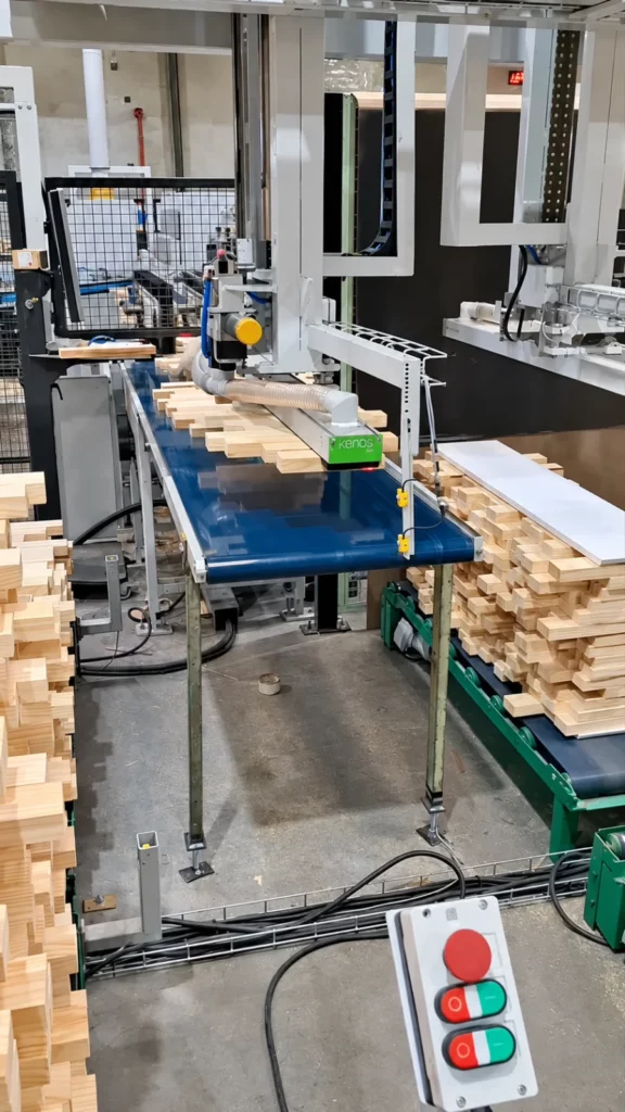 Detalhe dos transportadores na configuração dupla do alimentador para peças de madeira.
